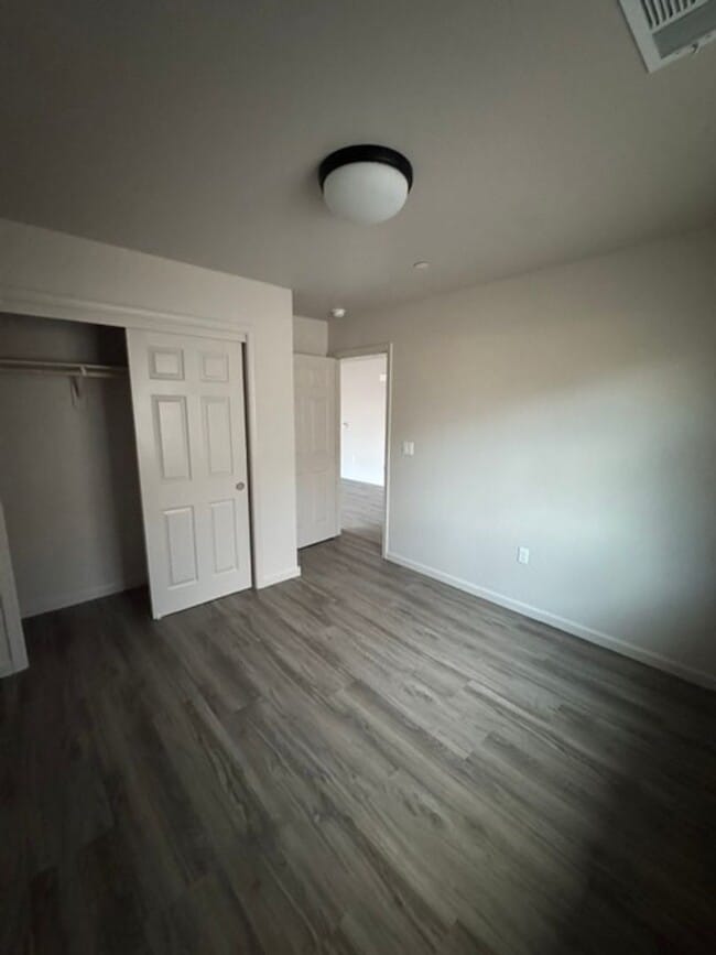Building Photo - 2395 Oakmont Cir