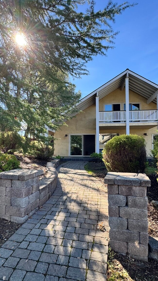 Building Photo - 2825 King Edward Dr