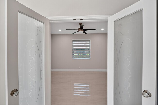 Building Photo - 3043 Lakewood Dr