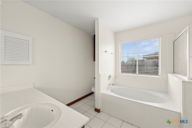 Building Photo - 1706 Bristol Dr