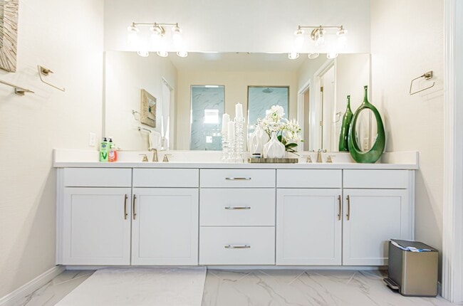 Building Photo - One Story Model Home