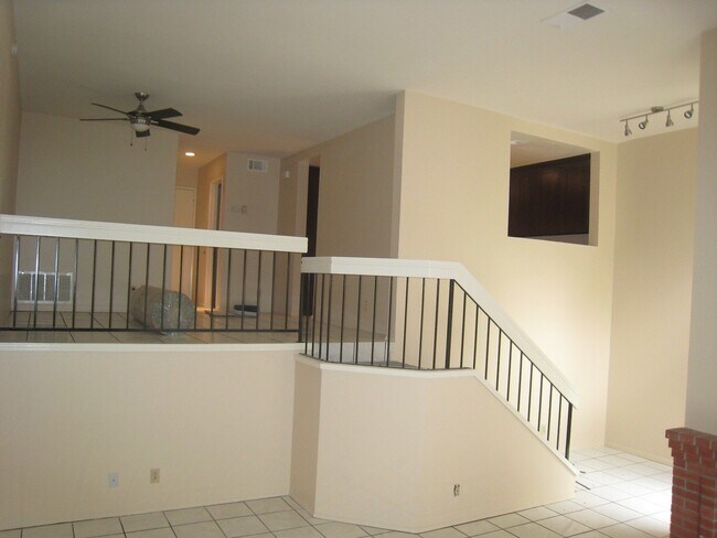 Building Photo - The Bluffs at Fox Run!!! 3BR/2.5BA Rarely ...