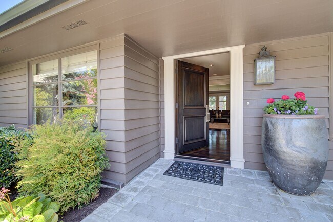 Building Photo - 5bd/4ba Medina Home