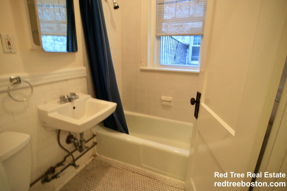 Building Photo - 27 Park Dr