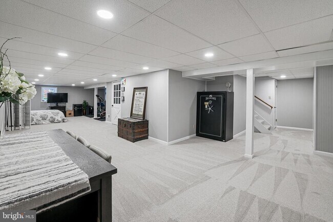 Building Photo - 731 W Country Club Dr