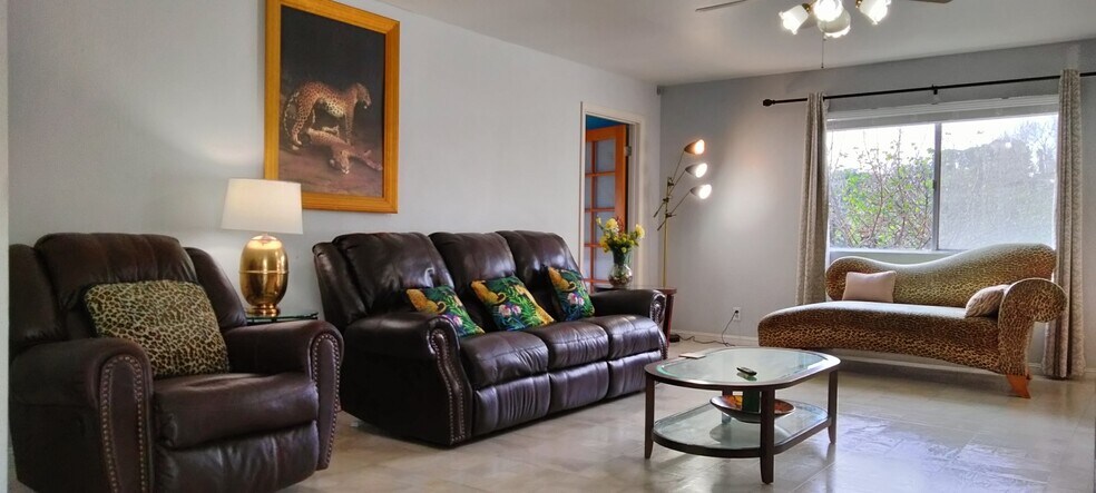 Family Room - 50 La Cruz Ave