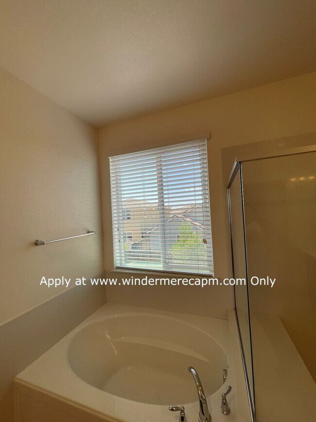 Building Photo - 4 BDRM 3 BA Bright Home with Open Kitchen ...