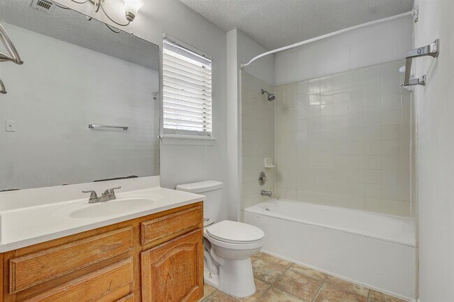 Building Photo - 17516 Klamath Falls Dr