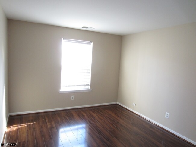 Building Photo - 164 Vista Dr