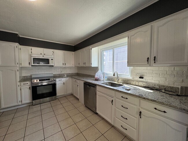 Building Photo - Spacious 4-Bedroom Home with Upgrades and ...