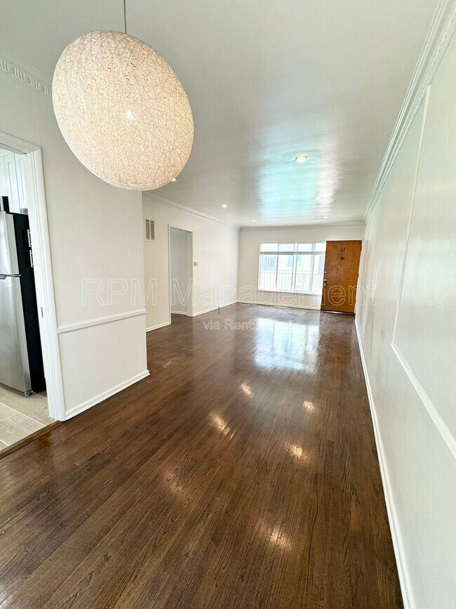 Building Photo - 905 N Sweetzer Ave