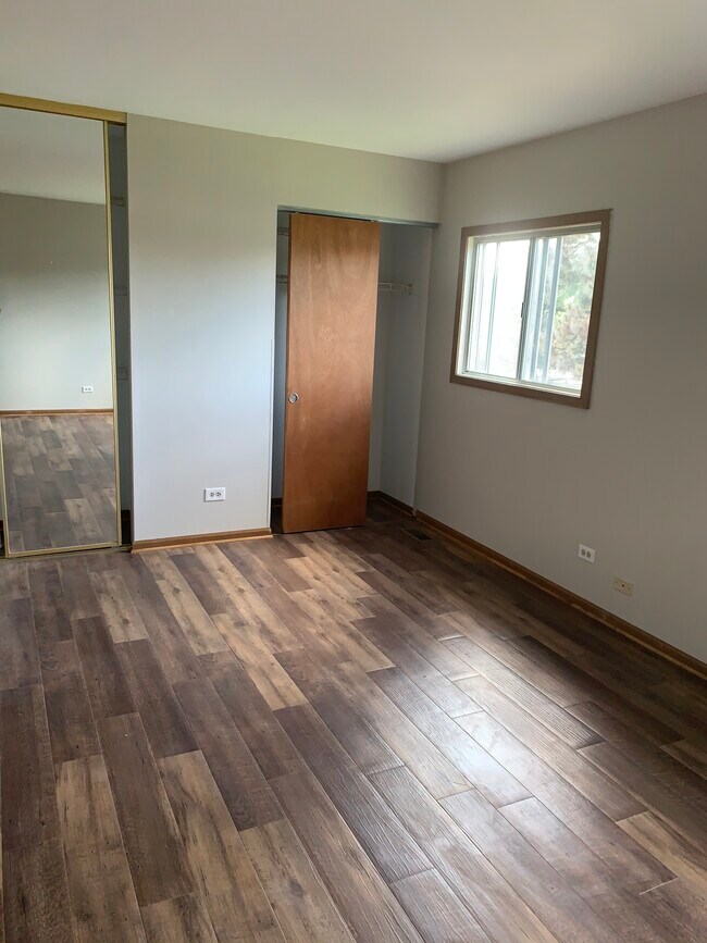 Building Photo - 735 Clearwood Ct