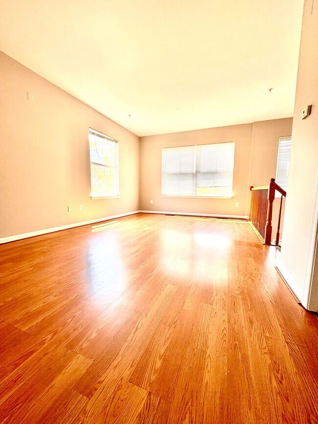 Building Photo - 2062 Clipper Park Rd