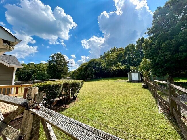 Building Photo - 1311 Hathshire Dr