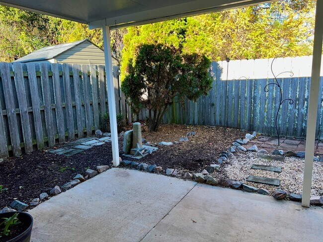 Building Photo - 111 Bennington Ln