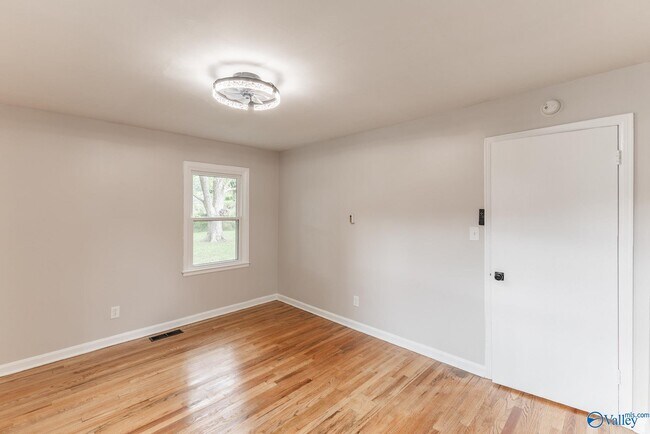 Building Photo - 816 Giles Dr NE