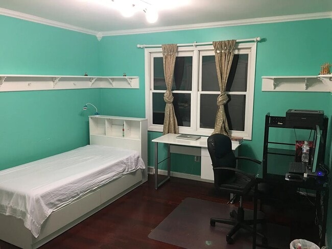 Building Photo - Beautifully Renovated Home in the Shaker School District – Prime Latham Location