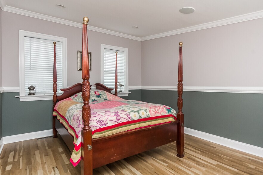 Building Photo - 736 Light St