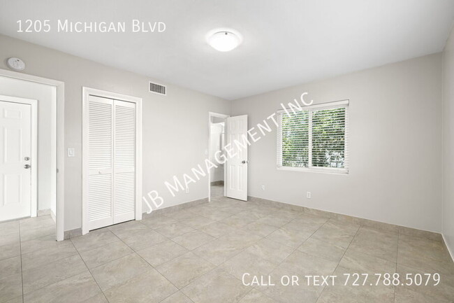 Building Photo - Available Now!! 3/2/2 Spacious home!