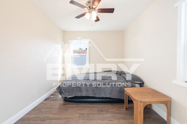 Building Photo - 920 E Elma St