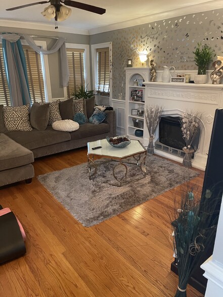 Cozy living room - 1748 E 84th Pl