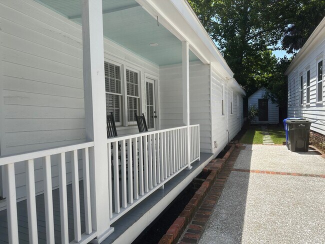 Building Photo - Charming Updated Three Bedroom Home Downtown
