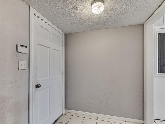 Building Photo - 1703 E Lindsey St