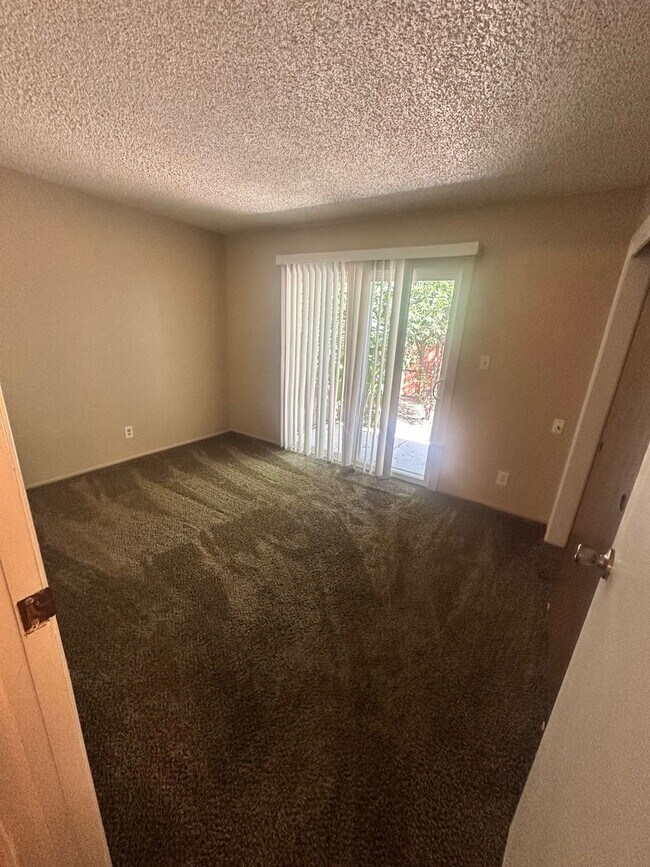 Building Photo - Updated Duplex Unit With Lincoln Schools