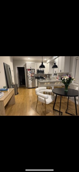 Building Photo - 2316 N Southport Ave