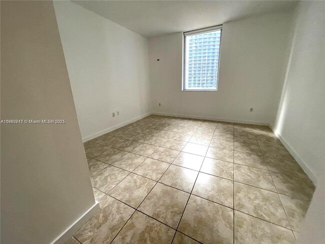 Building Photo - 1060 Brickell Ave