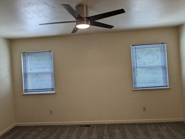 Building Photo - 562 Teal Ln