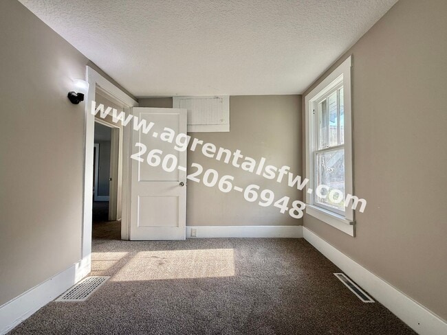 Building Photo - 3 Bedroom House