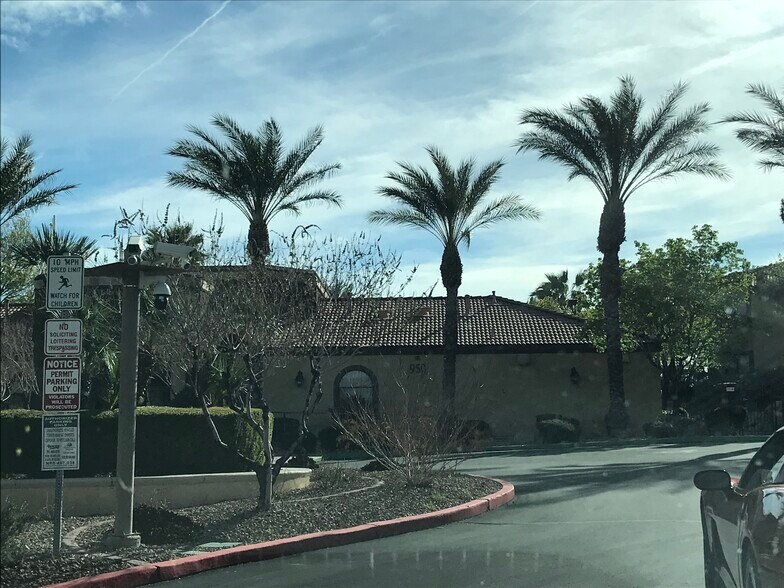 Building Photo - 950 Seven Hills Dr