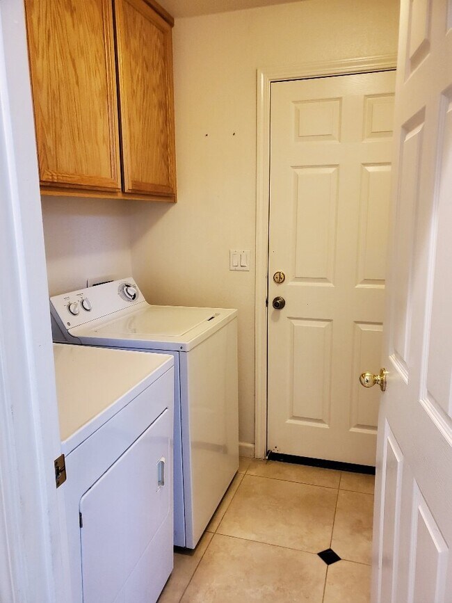 Building Photo - Charming Home For Rent in Folsom