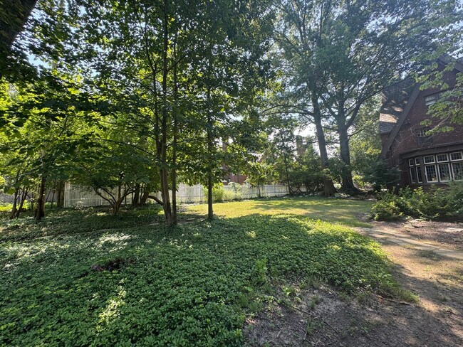 Building Photo - 2632 Wellington Rd