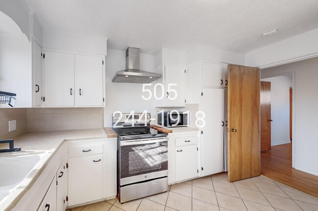 Building Photo - 905 Adams St NE