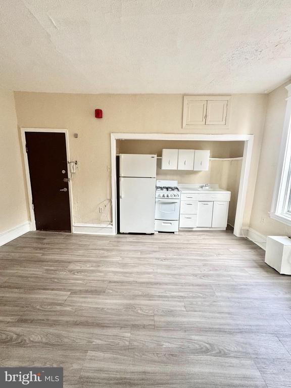 Building Photo - 5040 Walnut St