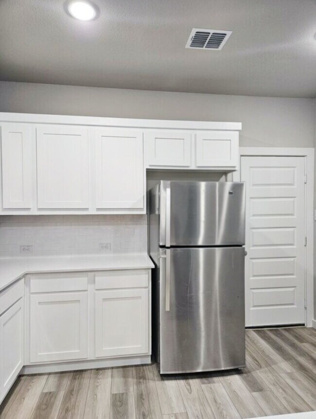 Building Photo - "Modern 3-Bedroom Home with Beautiful Finishes Throughout!"