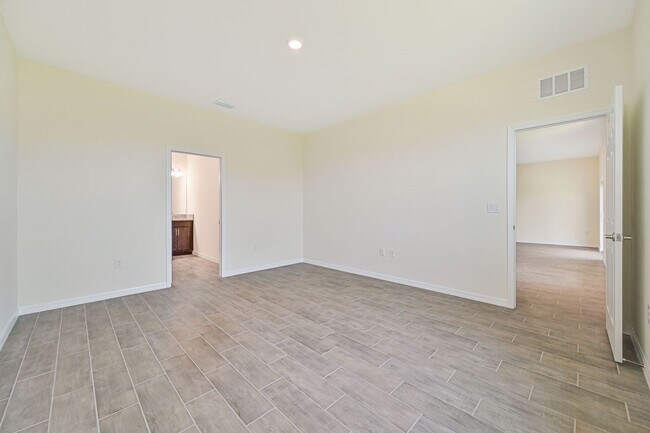 Building Photo - ** 3 + Den Home in NW Cape ~ 2 Car Garage **