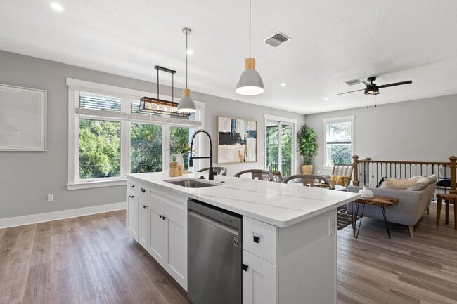Building Photo - Charming Tampa Rental - Perfectly Located ...