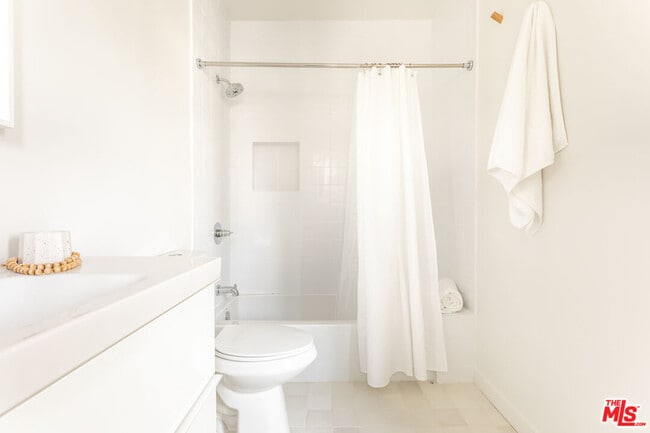 Building Photo - 3611 1/2 Bellevue Ave