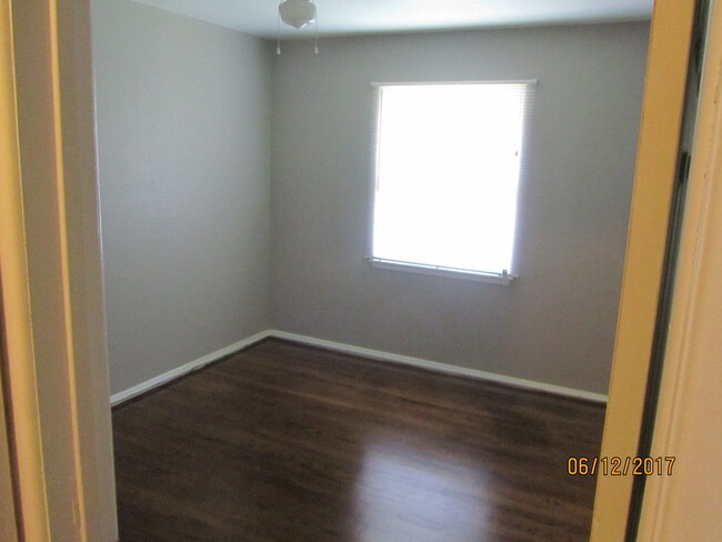 Building Photo - Amazing 3-bed 2-bath Rental in Midwest Cit...