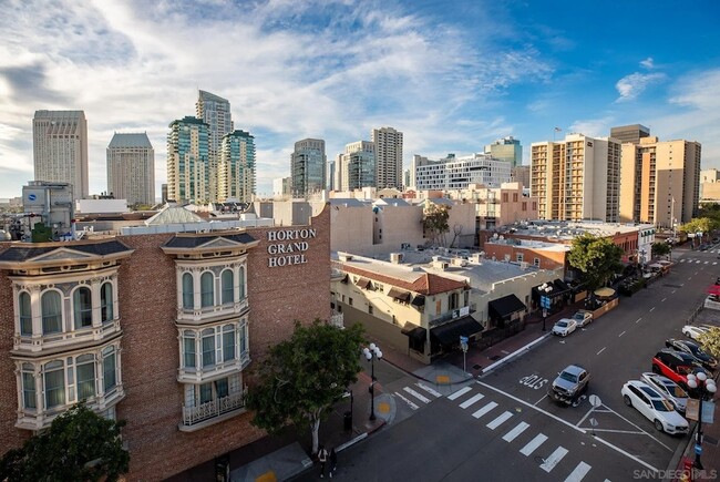 Building Photo - 445 Island Ave