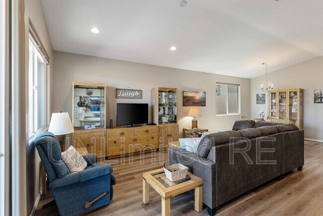 Building Photo - 1380 Warbler Wy