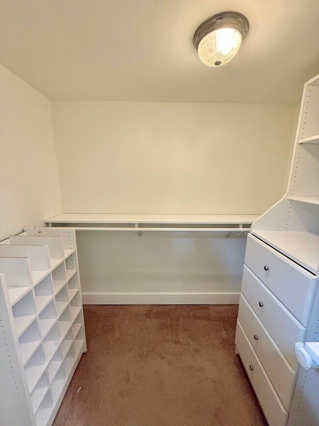 Building Photo - Stylish 3-Bed, 2-Bath Home in the Heart of...