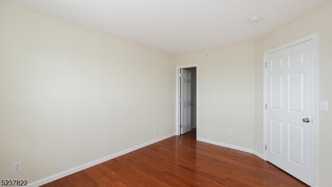 Building Photo - 1044 Shadowlawn Dr