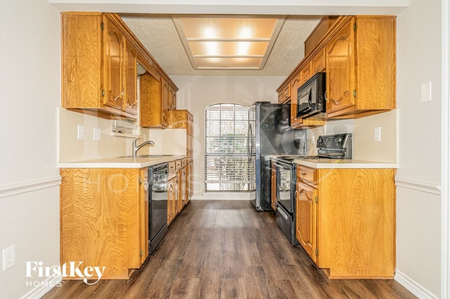 Building Photo - 700 Robin Meadow Dr