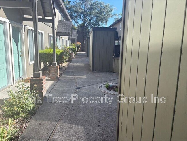 Building Photo - 418 6th St