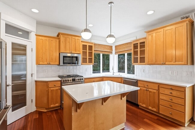 Building Photo - Beautiful 3 Bedroom/2.5 Lake Oswego