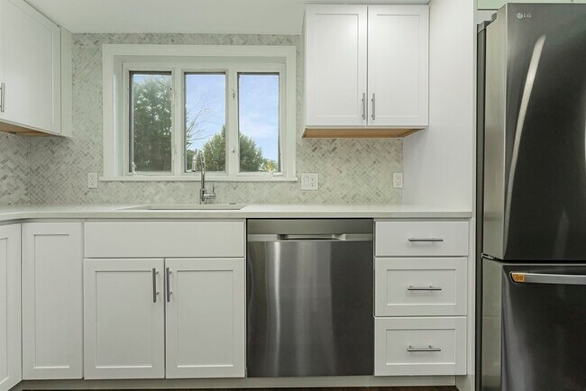 Building Photo - 57 Sloane Dr